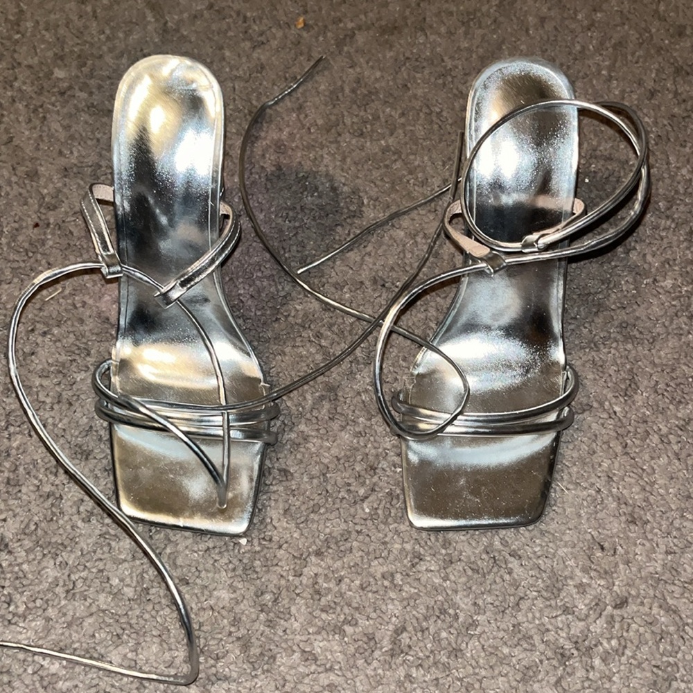 Silver Open Toed Strap-up Leg Shoe S. 36